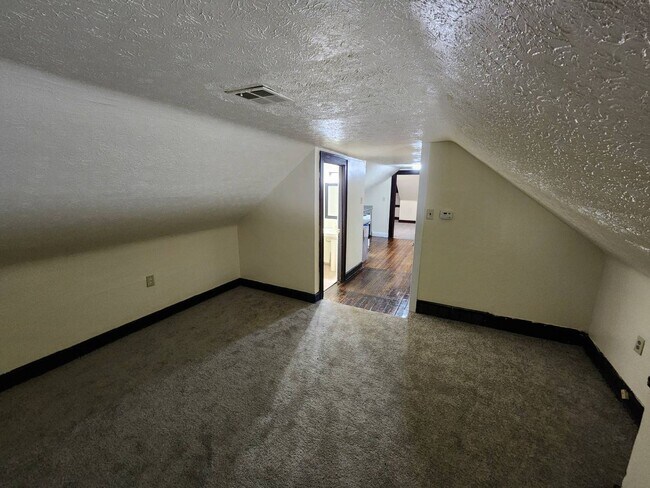 Building Photo - 1547 Hillcrest Rd