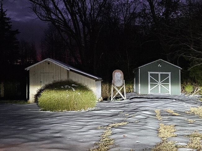 Building Photo - 2 BR, 1 BA on 1 ACRE