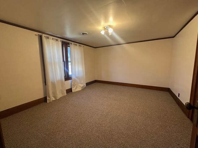 Building Photo - 3 Bedroom / 1.5 Bath Brick Home on 1.4 Acres  Blountville TN