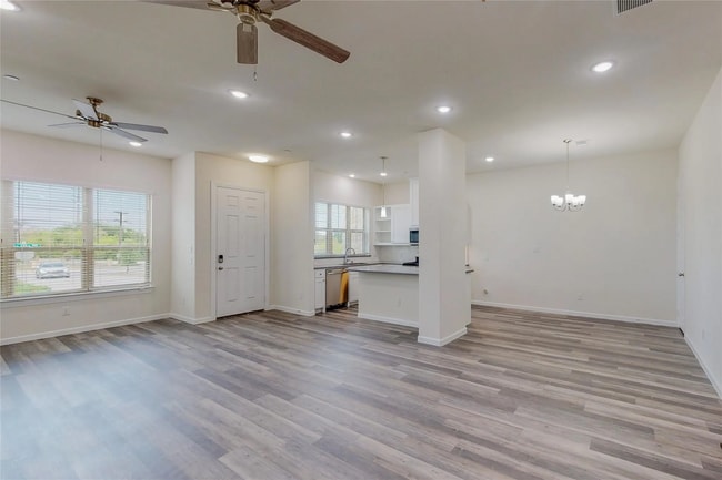 Building Photo - 4 Bed 3 Bath Luxurious Townhome in Frisco!