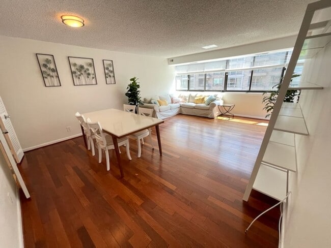 Building Photo - 2 bedroom 2 bath WITH PARKING