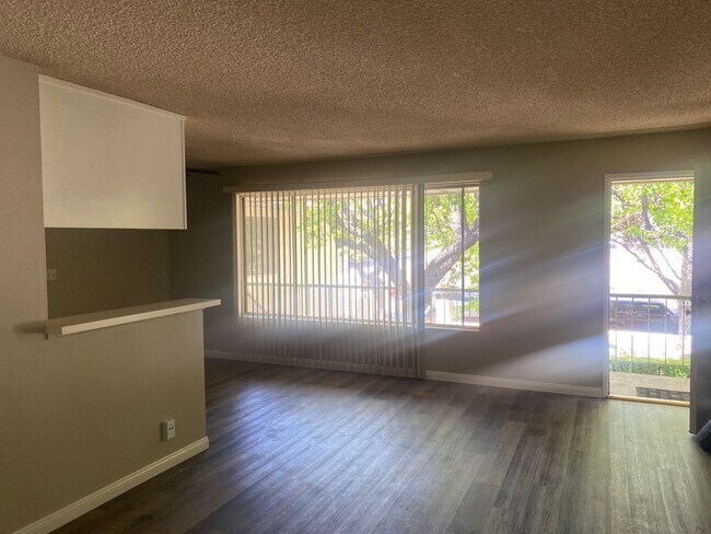 Building Photo - Spacious 1 Bedroom 1 Bath Upstairs Apartment