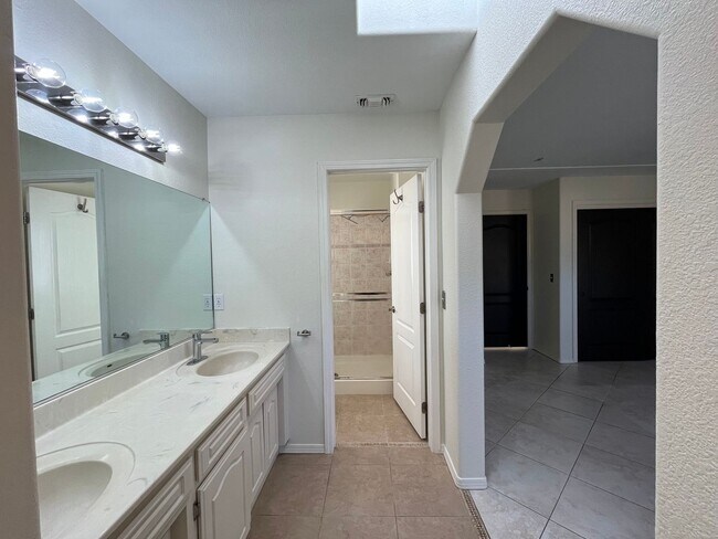 Building Photo - 946 St Ann Dr
