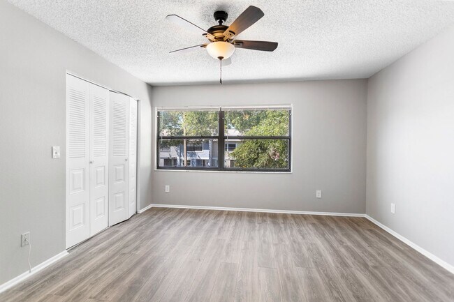 Building Photo - 2bedroom 1.5 Bath Town home **