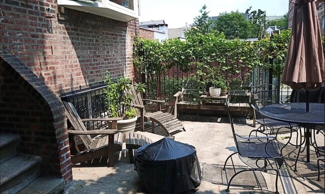 Building Photo - 3038 Kingsbridge Terrace