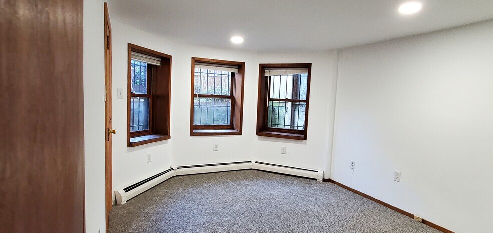 Building Photo - 912 Independence Ave SE