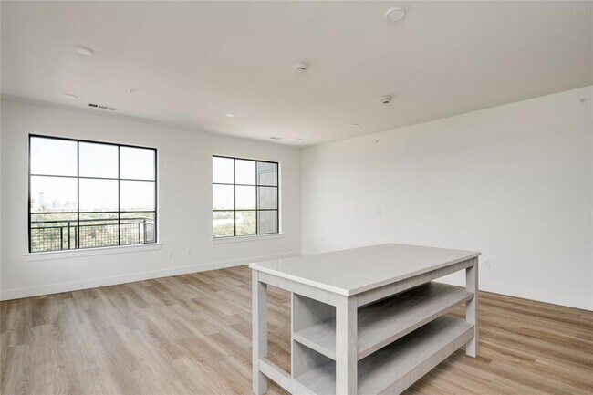 Building Photo - 4315 S Congress Ave