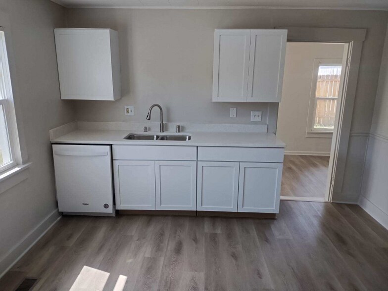 Building Photo - 422 S Oak St