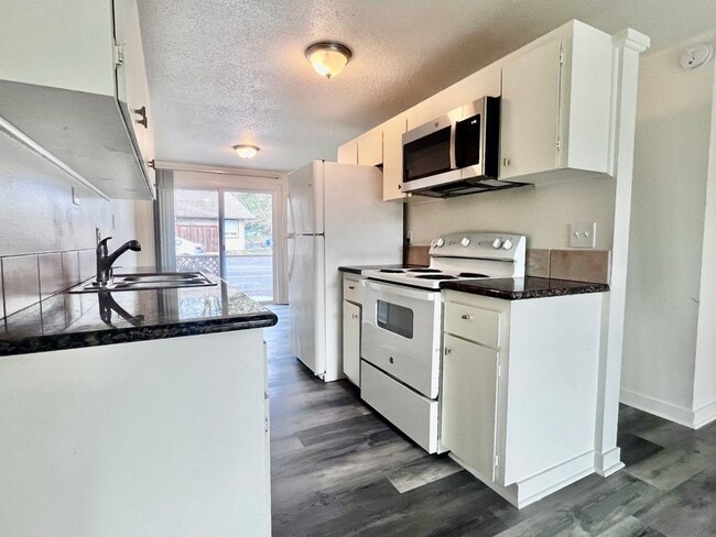 Building Photo - BRIGHT AND CLEAN GRESHAM TRIPLEX!! UPGRADE...