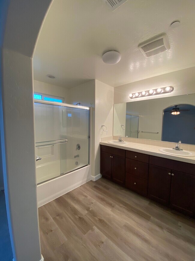 Building Photo - 450 Topanga Ct