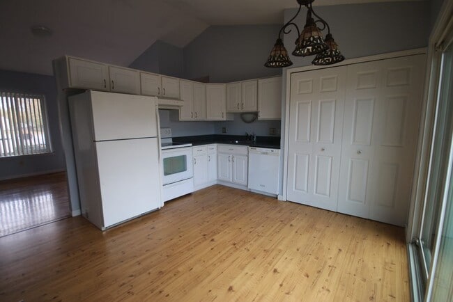 Building Photo - 2063 Champagne Dr