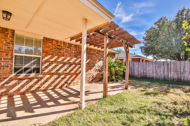 Building Photo - Wonderful 3/2/2 in North Lubbock!