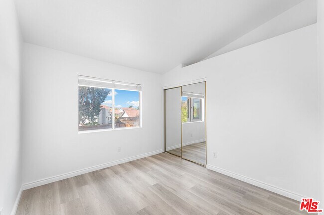 Building Photo - 37105 Zinnia St