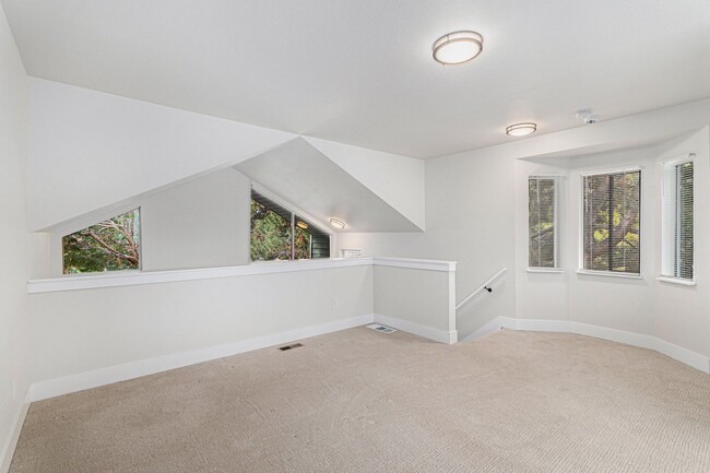 Building Photo - Spacious 1 Bed 1 Bath LOFT in the heart of...