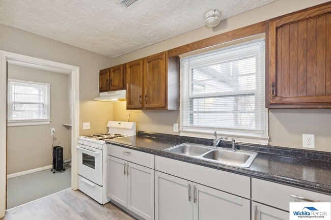 Building Photo - 2 bedroom 1 bath home