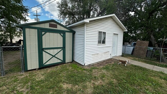 Building Photo - 910 E 3rd Ave