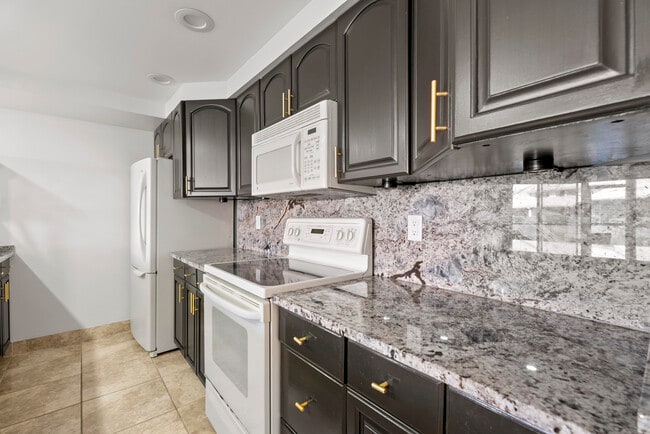 Building Photo - 216 Old Meadow Way