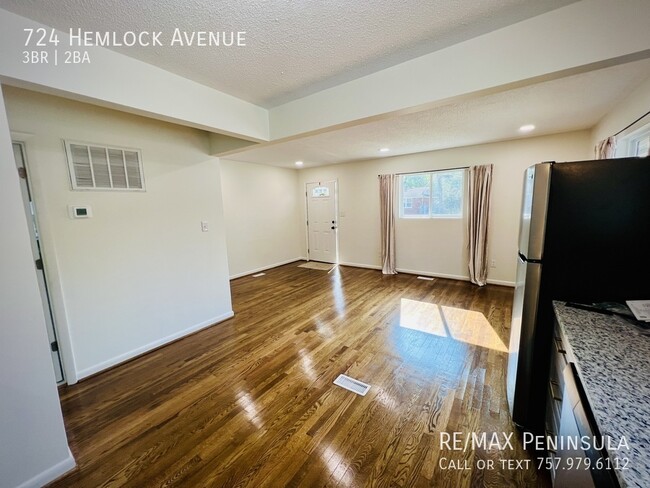 Building Photo - Completely remodeled Bungalow convenient t...