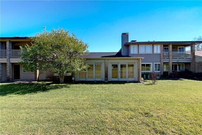 Building Photo - 11121 Pinehurst Dr