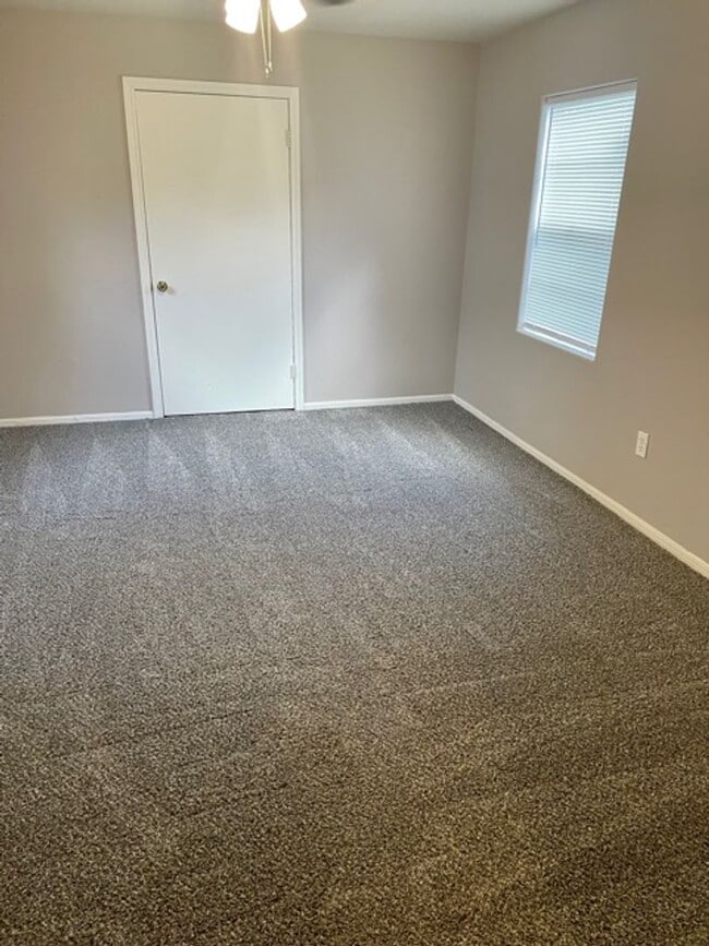 Building Photo - Mid August Move In