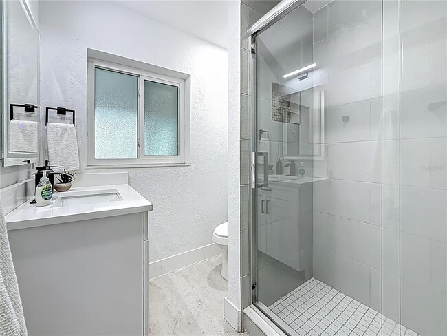 Building Photo - 572 Baywood Dr N