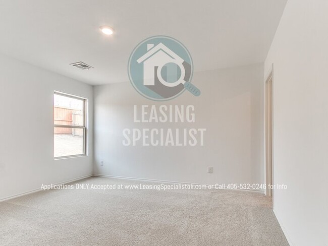 Building Photo - MOVE IN SPECIAL on This Spacious 3 Bed 2 B...