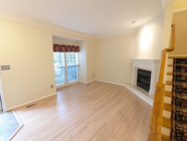 Building Photo - Townhouse in Spring Ridge community - OAKDALE school district - available before the holidays!