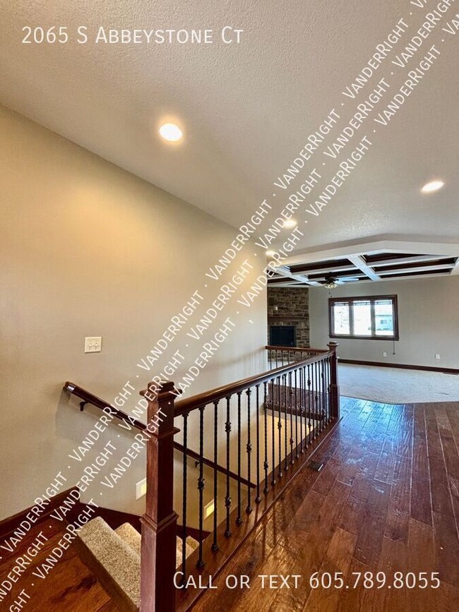 Building Photo - Gorgeous Executive 5 Bedroom 3 Bathroom Ho...