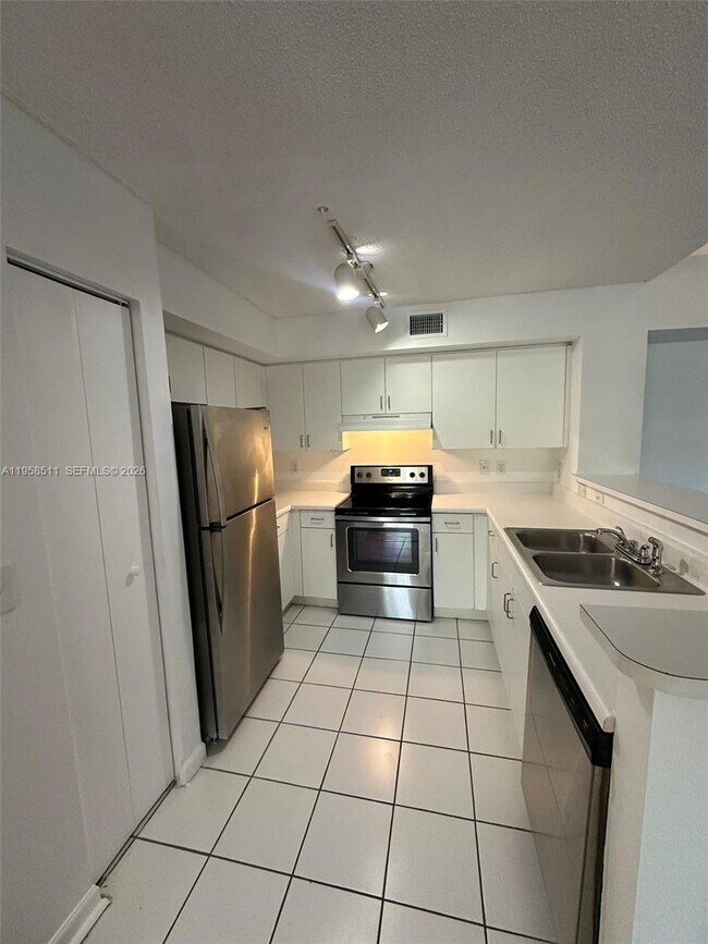 Building Photo - 4848 N State Rd 7