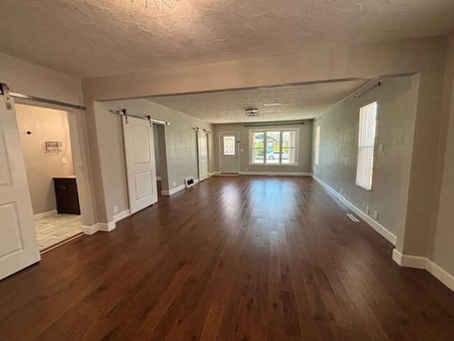 Building Photo - Adorable 4 Bedroom 2 Bathroom Single Famil...