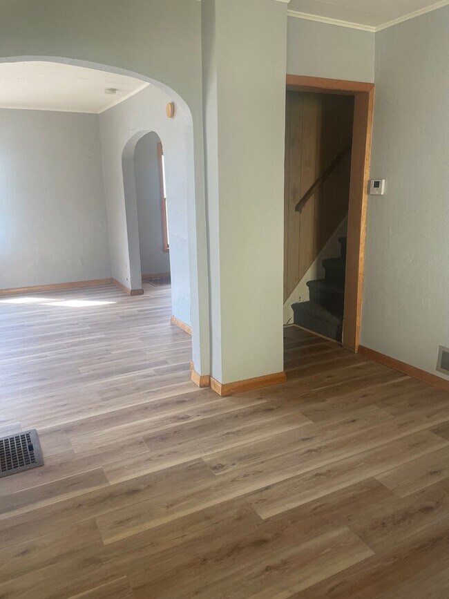 Building Photo - 2 Bed 1 Bath Single Family Home - Includes Garage