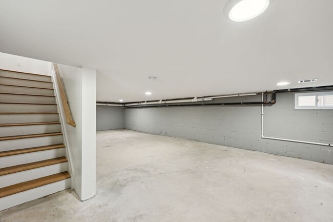 Building Photo - 133 Forest St