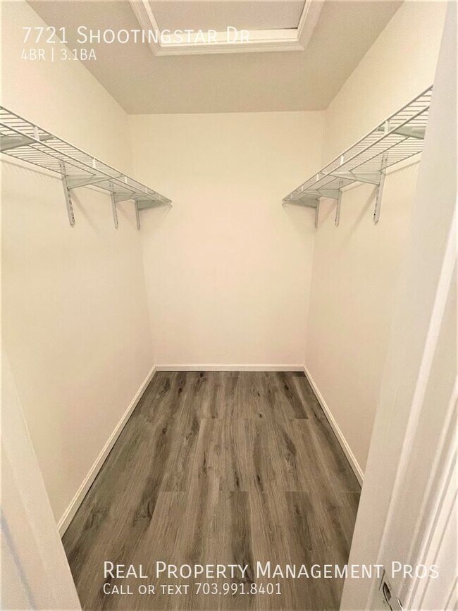 Building Photo - COMPLETLEY UPDATE!!   LARGE 4 BEDROOM 3.5 ...