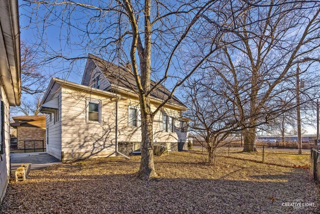 Building Photo - 16118 Woodlawn W Ave