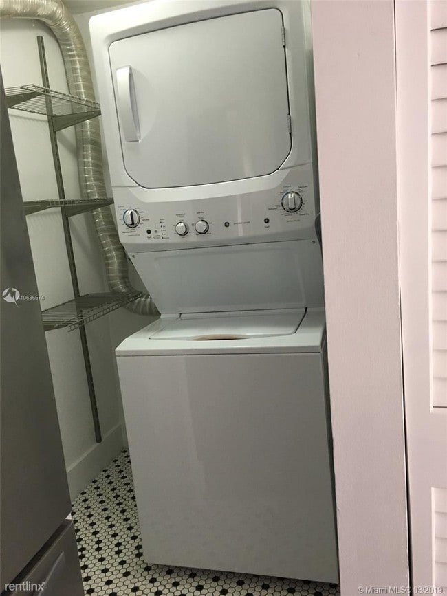 Building Photo - 2 br, 2.5 bath  - Brickell Forest Condo