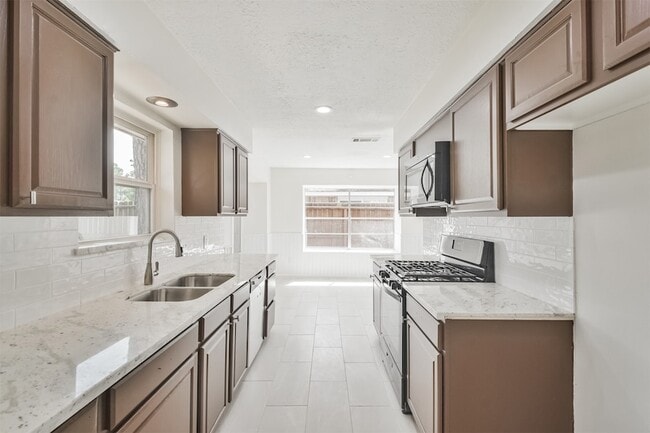 Building Photo - 9719 Halkirk St