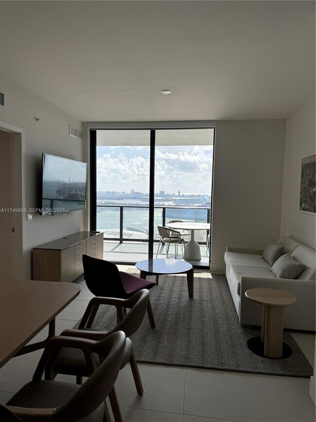 Building Photo - 601 NE 1st Ave