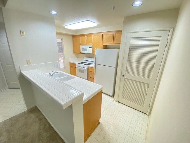 Building Photo - Advent - Low Deposit W/ Laundry & Parking