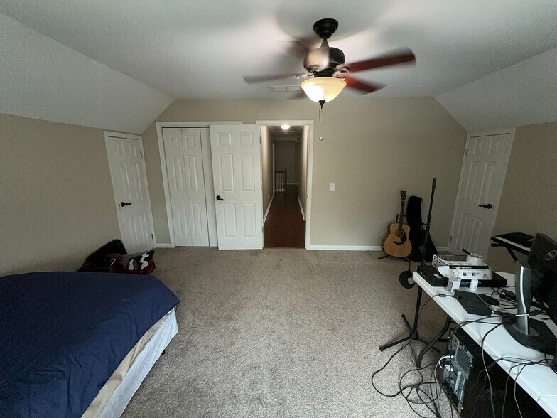 Building Photo - 2845 Stratfield Ct