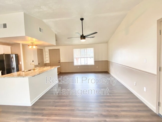 Building Photo - 725 Chatsworth Dr