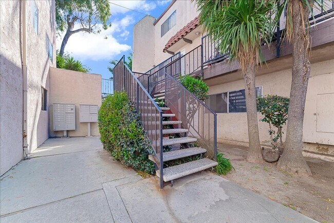 Building Photo - 719 N Eucalyptus Ave