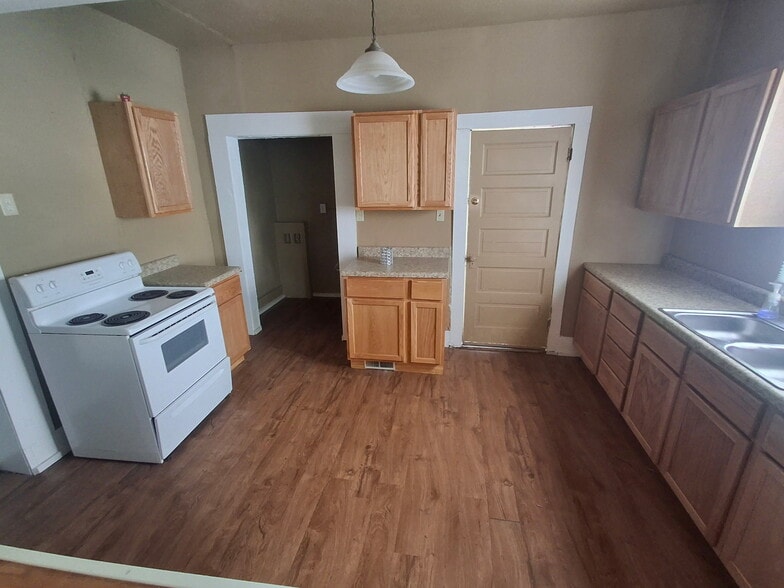 Building Photo - 1558 N Main St