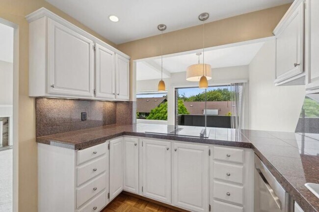 Building Photo - 2 bedroom in Seattle WA 98109