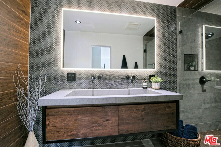 Building Photo - 2795 Woodshire Dr