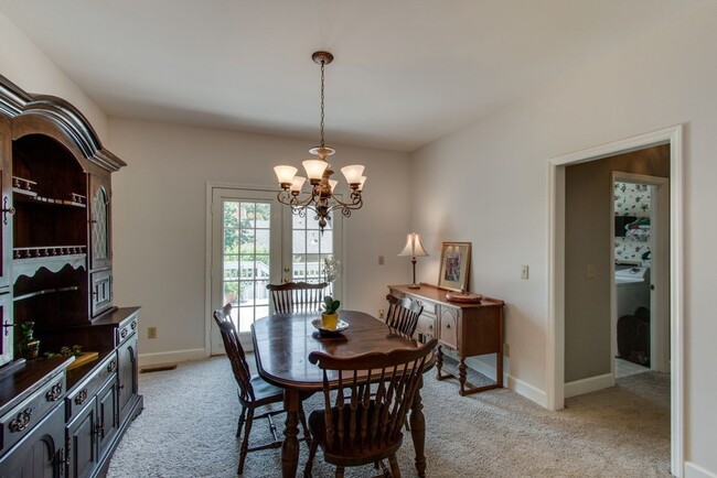 Building Photo - Spacious 4 Bed, 3 Bath Home in Convenientl...