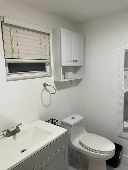 Building Photo - 1033 NW 7th Ter