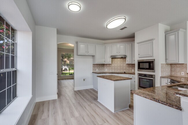 Building Photo - 2320 Cimmaron Dr