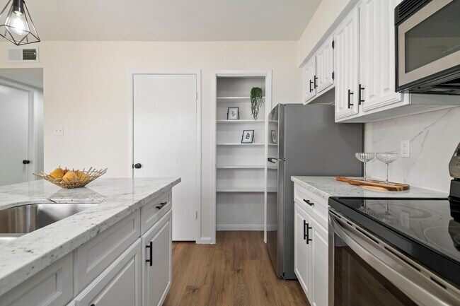 Building Photo - 2120 Wilcrest Dr