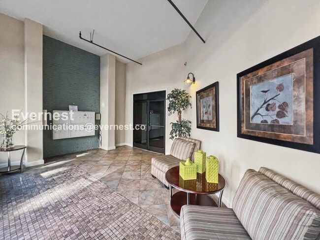 Building Photo - 2 Bed/2 Bath Condo with Modern Amenities / Pet-Friendly / Available Now!