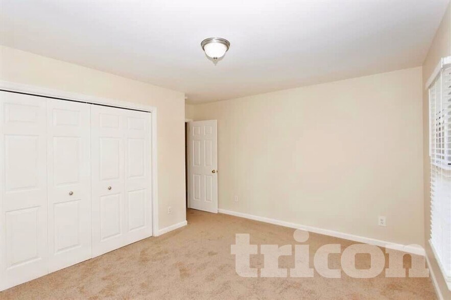 Building Photo - 105 Saddlebridge Ln
